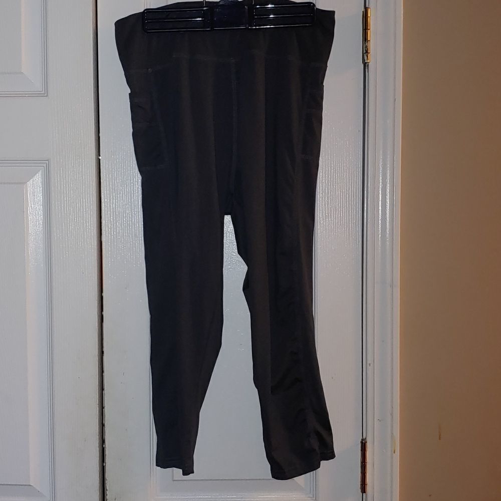Starting Point dark gray stretch capri leggings with cell pockets on side Sz XL